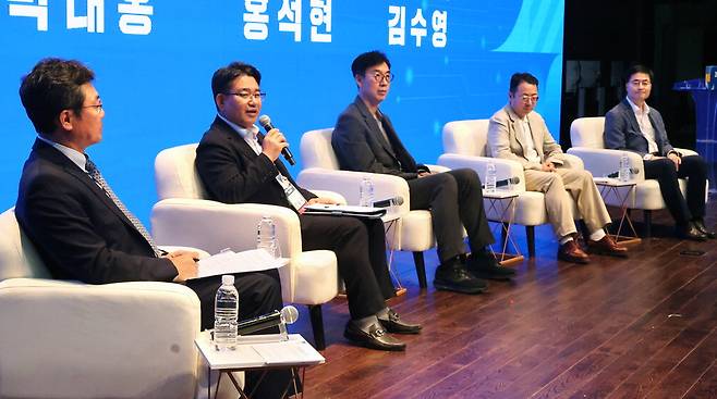 삼성·LG·GS·효성 임원들이 송성훈 매일경제 부국장 겸 산업부장이 주재한 4대 기업 기업가정신 세션에서 토론을 하고 있다. 왼쪽부터 송 부국장, 전필규 삼성전자 창의개발센터장, 박태홍 LG사이언스파크 글로벌 오픈이노베이션실 실장, 홍석현 GS벤처스 대표, 김수영 효성인력개발원장. 진주 이승환 기자