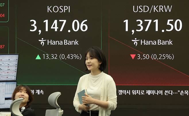 10일 오전 서울 중구 하나은행 딜링룸 전광판에 개장 시황이 나오고 있다. 이날 코스피는 전 거래일 대비 13.32포인트(0.43%) 오른 3,147.06으로 연고점을 재차 경신했다./사진=뉴스1
