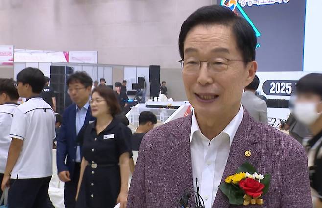 임종식 경북교육감이 9일 직업교육박람회에서 언론과 인터뷰를 진행하고 있다 /사진제공=머니S 독자
