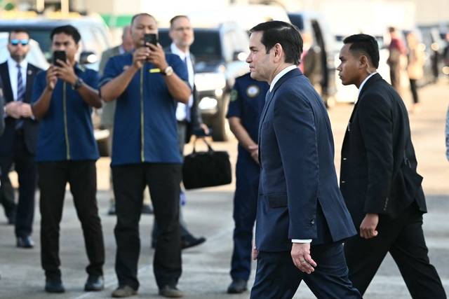 말레이 도착한 루비오 : 아세안지역안보포럼(ARF) 외교장관회의에 참석하는 마코 루비오 미국 국무장관이 10일 말레이시아 쿠알라룸푸르 인근 수방 공군 기지에 도착해 이동하고 있다. AFP 연합뉴스