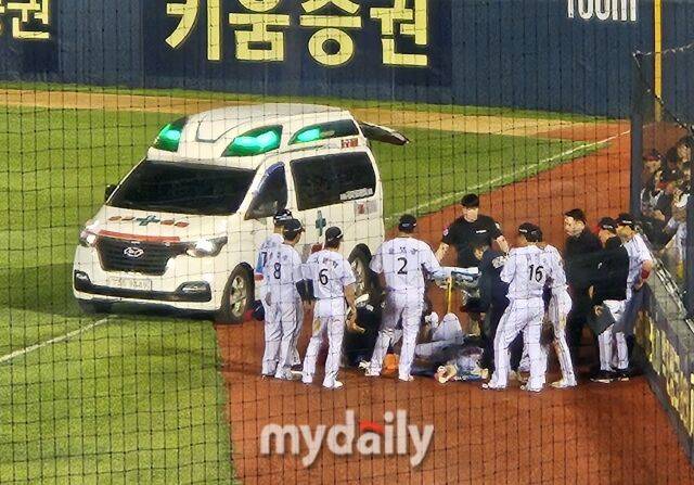 LG 홍창기가 그라운드에 쓰러져 있다./잠실=심혜진 기자