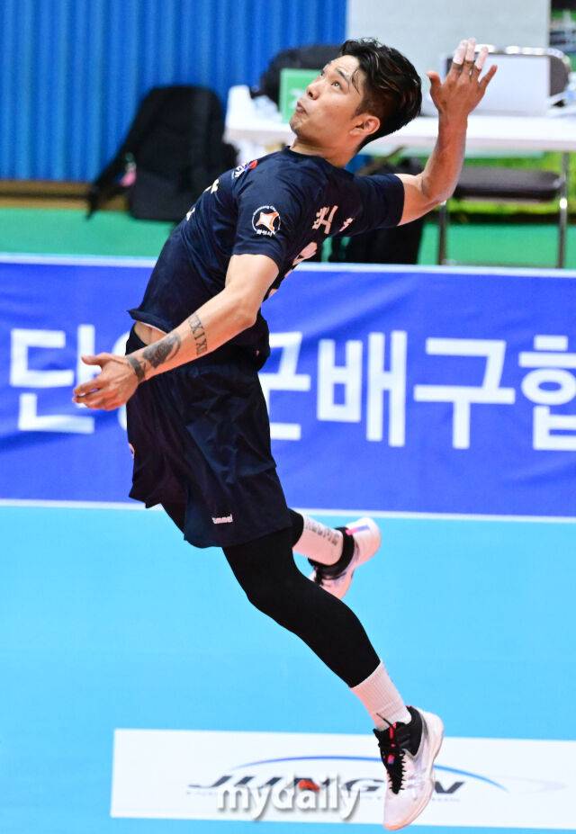 2025년 7월 6일 충청북도 단양군체육관에서 '2025 한국실업배구연맹&프로배구퓨처스 챔프전 단양대회', 우리카드와 화성특례시청의 경기가 열렸다.화성특례시청 최익제가 스파이크를 하고 있다./마이데일리