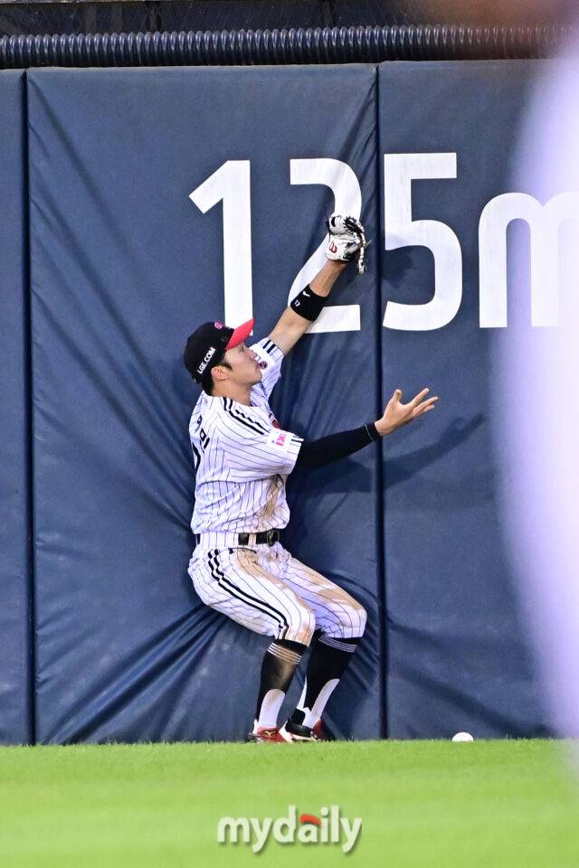 9일 서울 잠실야구장에서 열린 '2025 신한 SOL BANK KBO리그' 키움 히어로즈와 LG 트윈스 경기. LG 박해민이 5회초 1사에 키움 김건희를 타구를 아쉽게 놓치고 있다./잠실 = 한혁승 기자