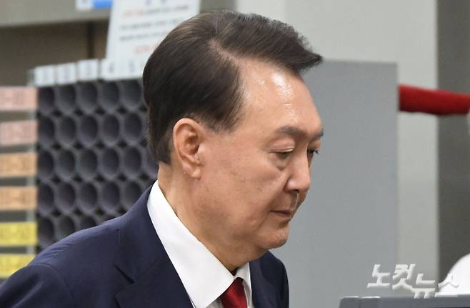 12·3 불법계엄 사태로 특검 수사를 받는 윤석열 전 대통령이 9일 서울 서초구 서울중앙지방법원에서 열린 구속 전 피의자 심문(영장실질심사)을 마치고 대기 장소인 서울구치소로 이동하고 있다. 사진공동취재단