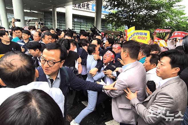 완주군의회 유의식 의장 등 반대단체 완주군민들이 김관영 전북도지사의 차량을 막고 있다. 송승민 기자