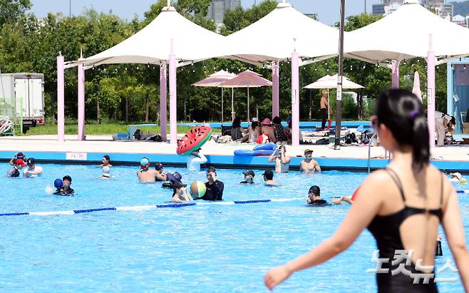 7월 초부터 기록적인 폭염이 이어지고 있는 가운데 10일 오후 서울 여의도 한강공원 수영장을 찾은 시민들이 물놀이를 하며 더위를 식히고 있다. 황진환 기자
