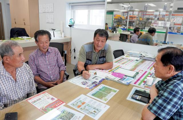 전북 순창군 동계면의 어르신들이 지갑 속에서 쓰지 않는 순창사랑카드를 꺼내 보여주며 “활용도가 떨어지는 지역화페”라고 꼬집고 있다. 이들은 소비쿠폰 사용처에 농협이 제외된 것이 “농촌 현실을 모르는 정부의 탁상공론”이라며 비판했다.