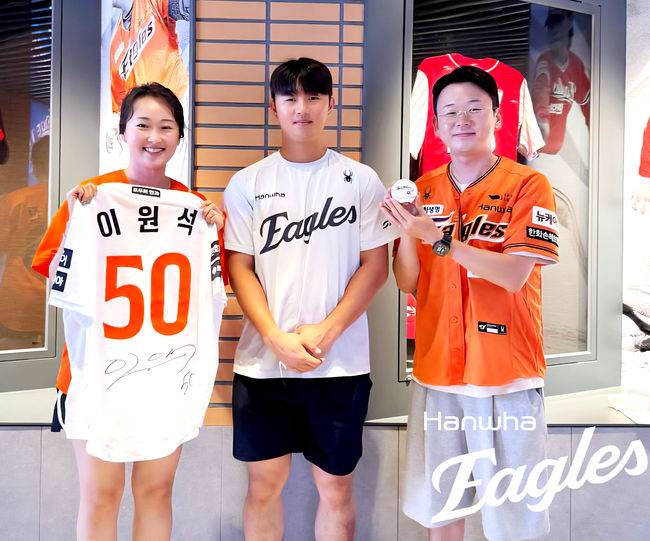 한화 이원석(가운데)이 데뷔 첫 만루 홈런 기념구를 돌려준 한화팬 한혜원 씨(왼쪽), 권순영 씨(오른쪽)와 기념 사진을 찍었다. /한화 이글스 제공