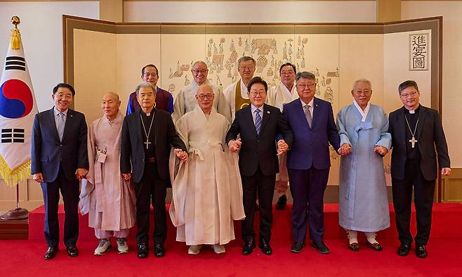 이재명 대통령이 9일 서울 용산 대통령실 청사에서 열린 오찬 간담회에 참석한 종교계 지도자들과 기념촬영을 하고 있다. 앞줄 왼쪽부터 김종생 한국기독교교회협의회 총무, 천태종 총무원장 덕수스님, 이용훈 한국천주교주교회의 의장주교, 조계종 총무원장 진우스님, 이 대통령, 김종혁 한국교회총연합회 대표회장, 최종수 성균관장, 정순택 천주교 서울대교구 교구장 대주교. 뒷줄 왼쪽부터 박인준 천도교 교령, 태고종 총무원장 상진스님, 나상호 원불교 교정원장, 김령하 한국민족종교협의회 회장. 연합뉴스