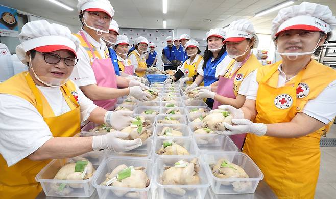 10일 서울 노원구 대한적십자사 서울지사 북부봉사관에서 대한적십자사 봉사원들과 고려아연 임직원들이 혹서기 취약계층에게 전달할 삼계탕을 포장하고 있다.