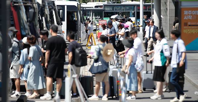 본격적인 여름 휴가철을 앞두고 제주국제공항 내 렌터카하우스에 관광객들이 북적이는 모습. 뉴시스
