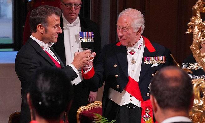 8일(현지시간) 영국을 국빈으로 방문한 에마뉘엘 마크롱 프랑스 대통령(왼쪽)이 국빈 만찬에서 찰스 3세 영국 국왕과 건배하고 있다. 프랑스 정부는 이를 계기로 유네스코 세계문화유산 ‘바이외 태피스트리’의 영국 대여 계획을 공식 발표했다. AFP연합뉴스