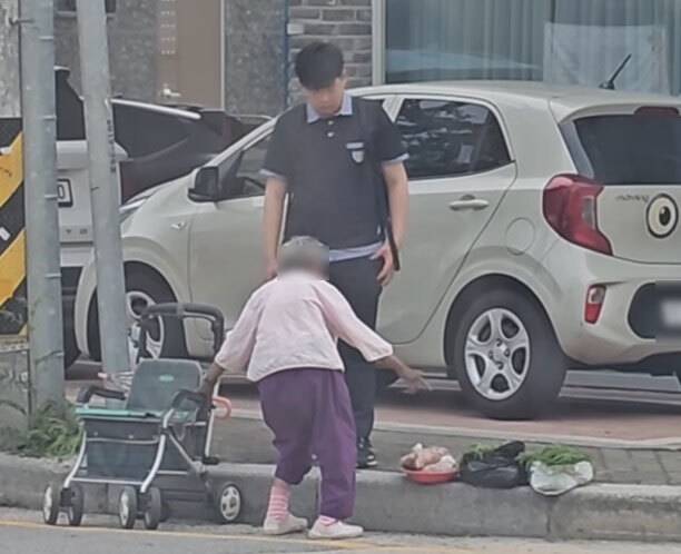 지난 7일 동두천중 남학생이 노점에서 농작물을 파는 할머니와 대화하는 모습. SNS 캡처