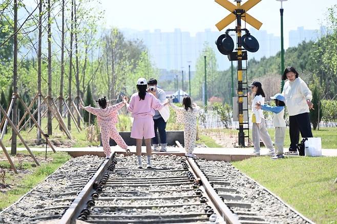 철도 동해남부선 폐선 부지에 조성된 ‘울산숲’에서 가족 나들이객들이 철길을 따라 걸으며 추억을 쌓고 있다. 북구 제공