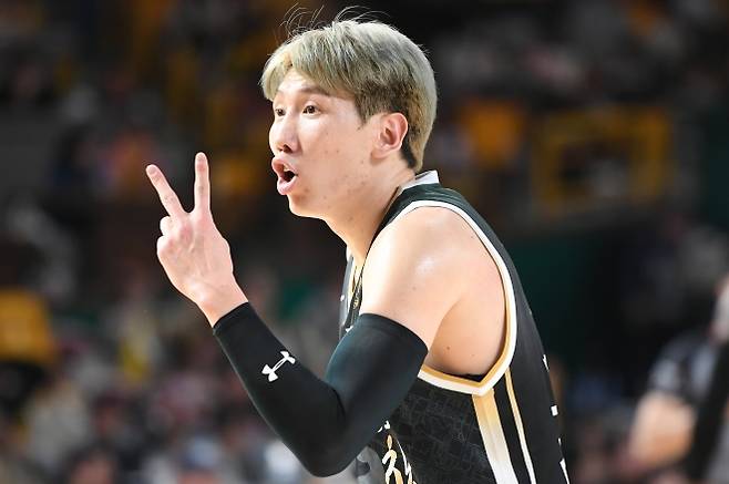 창원 LG 두경민이 3월 20일 창원체육관에서 열린 2024~25 프로농구 정규시즌 원주 DB와의 홈 경기에서 동료와 대화하고 있다. KBL 제공