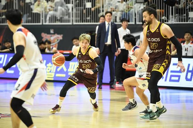창원 LG 두경민이 3월 16일 수원 케이티아레나에서 열린 2024~25 프로농구 정규시즌 수원 kt와의 원정 경기에서 드리블하고 있다. KBL 제공