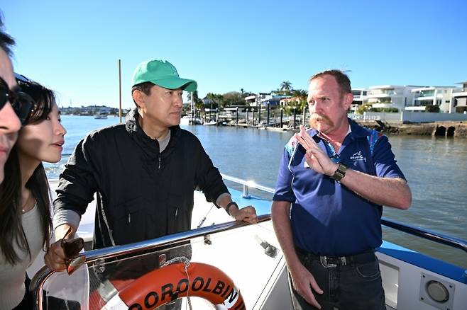 브리즈번의 수상버스 ‘시티캣’ 탑승한 오세훈 시장 - 오세훈 서울시장이 8일(현지시간) 호주 브리즈번의 수상버스 ‘시티캣’에 탑승해 관계자로부터 정시운항 경험과 안전관리 방안 등을 청취하고 있다. 서울시 제공
