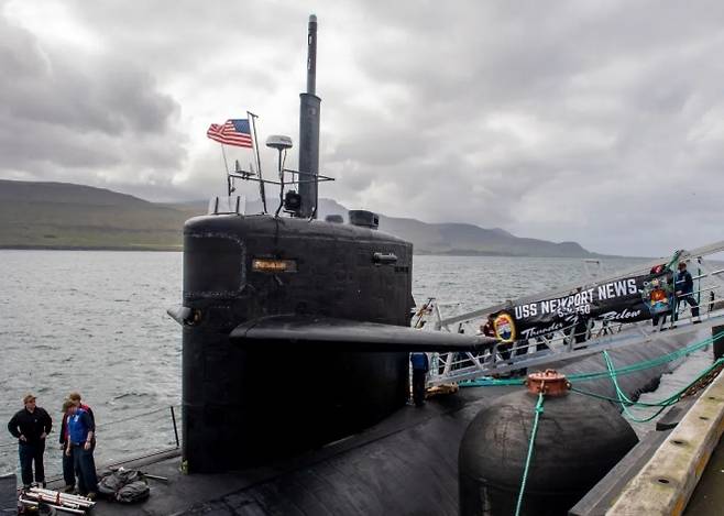 지난 9일 미 해군 핵잠수함 USS 뉴포트 뉴스호가 아이슬란드 레이캬비크에 정박해 있다. 미 해군 제공