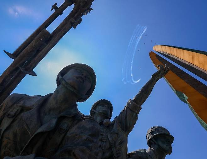 10일 서울 용산 전쟁기념관 호국군상 위로 비행연습을 하는 공군 특수비행팀 블랙이글스가 지나고 있다. 연합뉴스