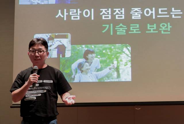 김유원 네이버클라우드 대표가 9일 일본 오사카 한 호텔에서 열린 ‘라인웍스 일본 출시 10주년’ 기자간담회에서 글로벌 사업 전략을 소개하고 있다. 사진제공=네이버클라우드