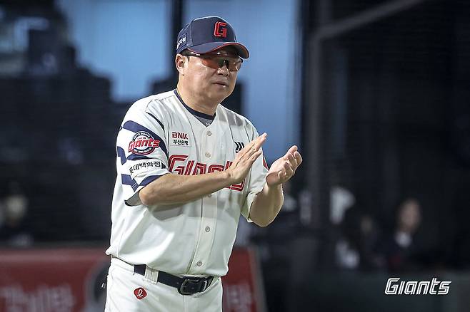 김태형 롯데 감독(왼쪽)이 9일 사직구장에서 열린 두산과 홈경기 도중 선수들을 격려하고 있다. 사진제공|롯데 자이언츠