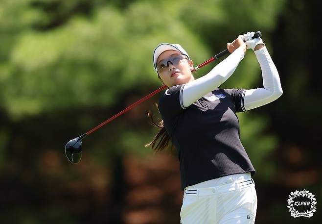 한진선이 10일 강원도 정선 하이원 리조트CC에서 열린 KLPGA 투어 하이원 리조트 여자오픈 1라운드 7번홀에서 드라이버샷을 하고 있다. |KLPGA 제공