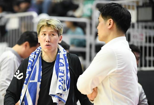 LG 두경민(왼쪽)과 조상현 감독. /사진=KBL 제공
