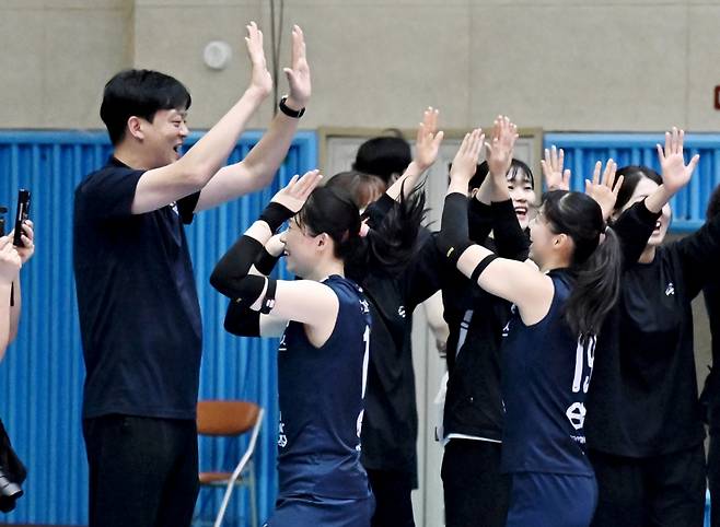 여자배구 GS칼텍스 이영택(왼쪽) 감독과 선수들이 10일 충북 단양의 단양국민체육센터에서 열린 2025 한국실업배구연맹&프로배구 퓨처스 챔프전 여자부 결승에서 IBK기업은행을 꺾고 우승을 차지한 뒤 기뻐하고 있다. /사진=한국배구연맹(KOVO) 제공
