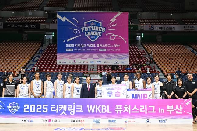 도쿄 하네다 우승 직후 사진. /사진=WKBL