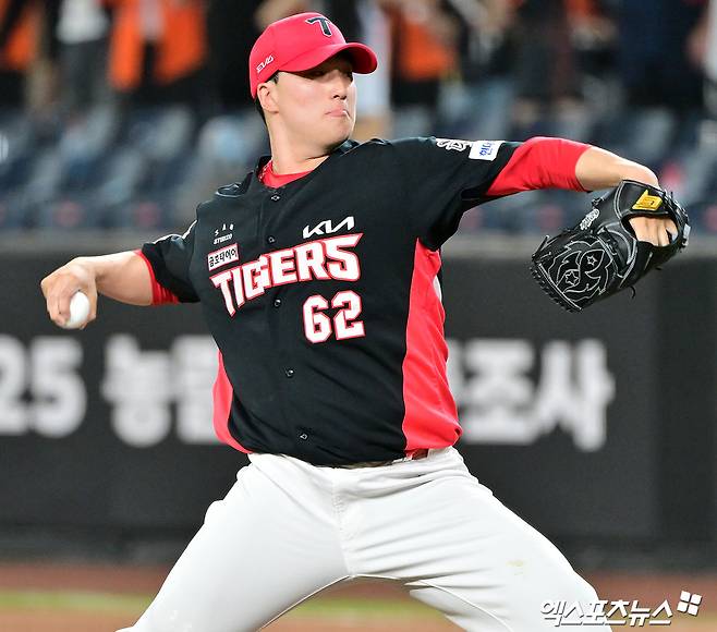 10일 오후 대전 한화생명 볼파크에서 열린 '2025 신한 SOL Bank KBO리그' KIA 타이거즈와 한화 이글스의 경기, 8회말 2사 1,2루 KIA 정해영이 공을 힘차게 던지고 있다. 대전, 김한준 기자
