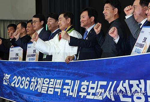 '다윗의 기적' 2036 올림픽 유치 국내 후보지 선정된 전북 (서울=연합뉴스) 김도훈 기자 = 28일 서울 송파구 올림픽파크텔에서 열린 대한체육회 2025년도 정기대의원총회에서 2036년 하계 올림픽 유치 국내 후보지로 선정된 전라북도의 김관영 전북지사(가운데 흰옷)가 관계자들과 함께 기념 촬영을 하고 있다. 2025.2.28 superdoo82@yna.co.kr
