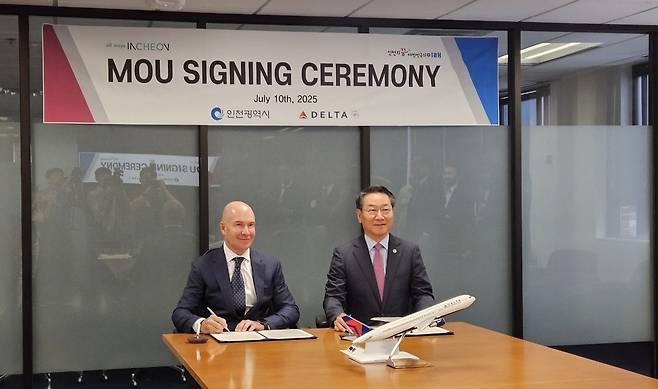 ▲ 유정복 인천시장이 지난 10일(현지시각) 미국 조지아주 애틀랜타에서 델타항공 본사를 찾아 상호 협력 양해각서(MOU)를 체결하고 있다.