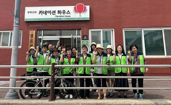 평택시 신장2동은 관내 무더위 쉼터 2개소를 방문해 여름철 폭염 대비 현장 점검을 실시했다. 사진=평택시