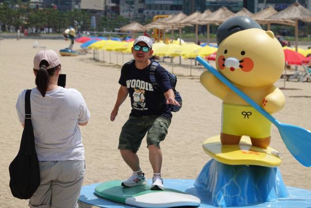 ‘패들보드 타는 춘식이’ 옆에는 사진 촬영용 패들보드가 있어 멋진 자세를 취해볼 수 있다.