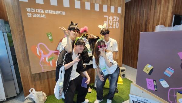 금호장 방문객들이 포토 부스에서 사진을 찍고 있다.