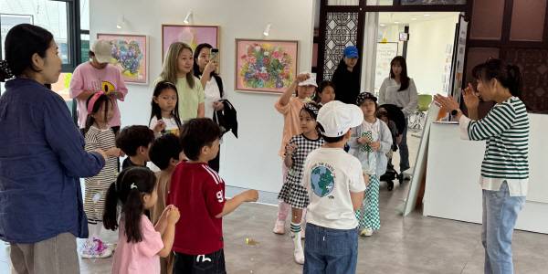 금호이웃사촌마을 전시회에 어린이들이 단체 관람하고 있다.