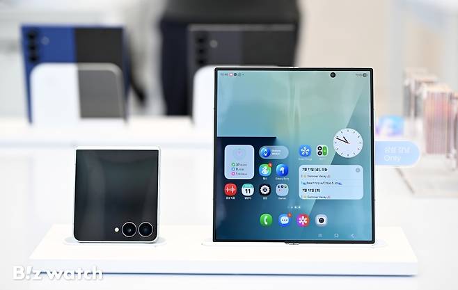 삼성전자가 오는 22일 출시하는 신제품 '갤럭시 Z 폴드7' 및 '갤럭시 Z 플립7'을 11일 서울 삼성 강남에서 전시하고 있다./사진=이명근 기자 qwe123@