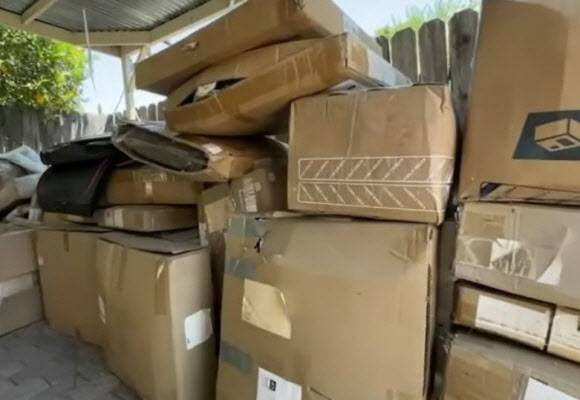 미국 캘리포니아주에 사는 케이의 집 차고에 아마존 택배 상자들이 쌓여 있는 모습.(사진=‘ABC7 뉴스’ 유튜브 채널 캡처)