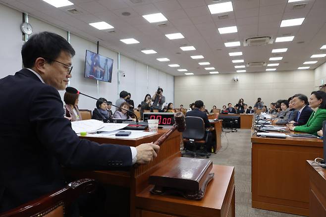 지난 3월 20일 국회에서 열린 보건복지위원회 전체회의에서 박주민 위원장이 의사봉을 치고 있다. (사진=연합뉴스)