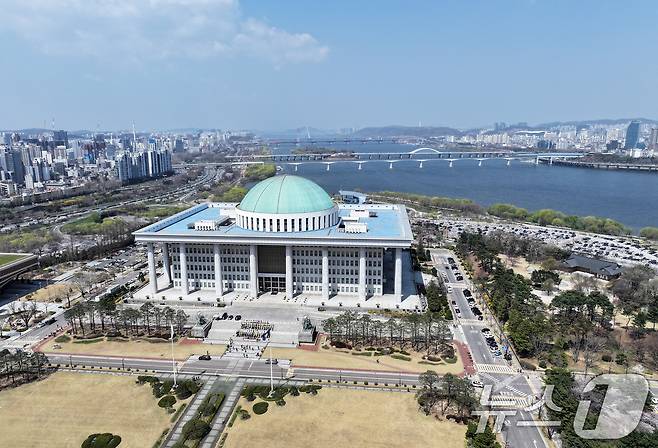 8일 서울 영등포구 여의도에서 드론으로 촬영한 국회의사당 전경. 2025.4.8/뉴스1 ⓒ News1 김진환 기자