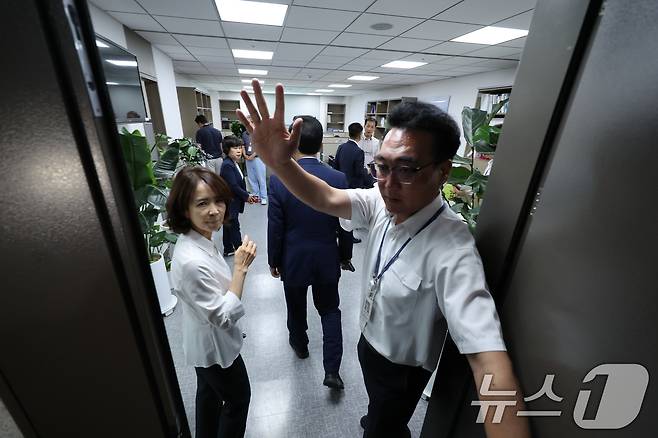 해병대원 순직사건 관련 의혹을 수사하는 이명현 특별검사팀이 11일 서울 여의도 국회 의원회관 임종득 국민의힘 의원 사무실을 압수수색 중인 가운데 송언석 비상대책위원장 겸 원내대표가 임 의원 사무실로 들어서고 있다. 2025.7.11/뉴스1 ⓒ News1 안은나 기자