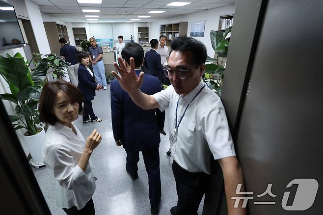 해병대원 순직사건 관련 의혹을 수사하는 이명현 특별검사팀이 11일 서울 여의도 국회 의원회관 임종득 국민의힘 의원 사무실을 압수수색 중인 가운데 송언석 비상대책위원장 겸 원내대표가 임 의원 사무실로 들어서고 있다. 2025.7.11/뉴스1 ⓒ News1 안은나 기자