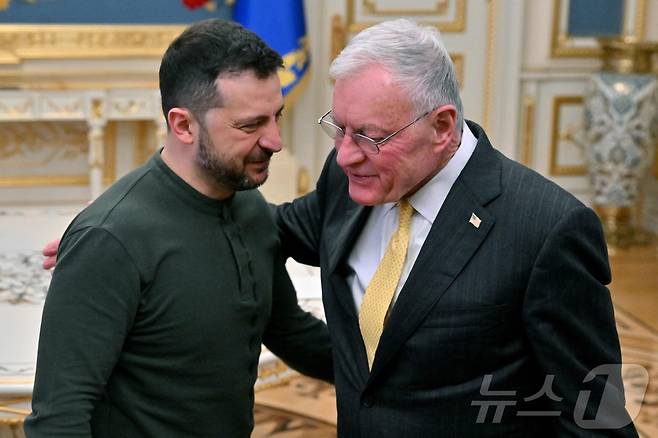 볼로디미르 젤렌스키 우크라이나 대통령이 20일(현지시간) 키이우를 방문한 키스 켈로그 미국의 우크라이나·러시아 특사와 만나 얘기를 하고 있다. 2025.02.21 ⓒ AFP=뉴스1 ⓒ News1 우동명 기자