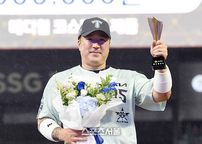 나 올스타팀 KIA 최형우가 지난해 7월6일 인천SSG랜더스필드에서 진행된 2024 KBO 올스타전에서 MVP에 등극한 후 트로피를 들고 포즈를 취하고 있다. 문학 | 박진업 기자 upandup@sportsseoul.com