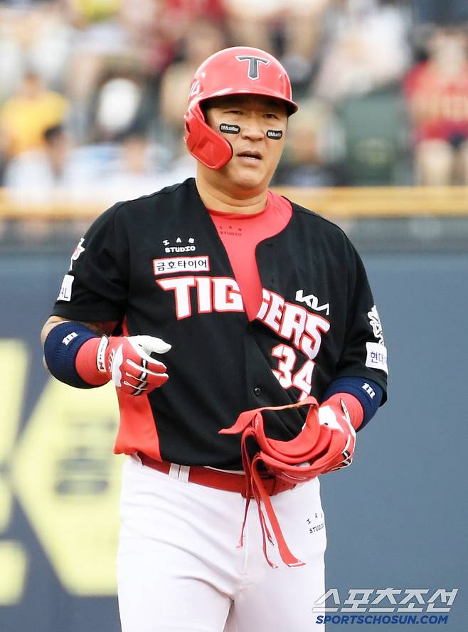 28일 잠실구장에서 열린 LG 트윈스와 KIA 타이거즈의 경기. 2회초 KIA 최형우가 안타를 날린 뒤 환호하고 있다. 잠실=박재만 기자 pjm@sportschosun.com/2025.06.28/