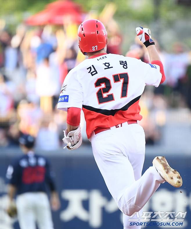 5일 광주 기아 챔피언스필드에서 열린 롯데-KIA전. 2회말 무사 김호령이 솔로포를 친 후 환호하고 있다. 광주=정재근 기자 cjg@sportschosun.com/2025.7.5/