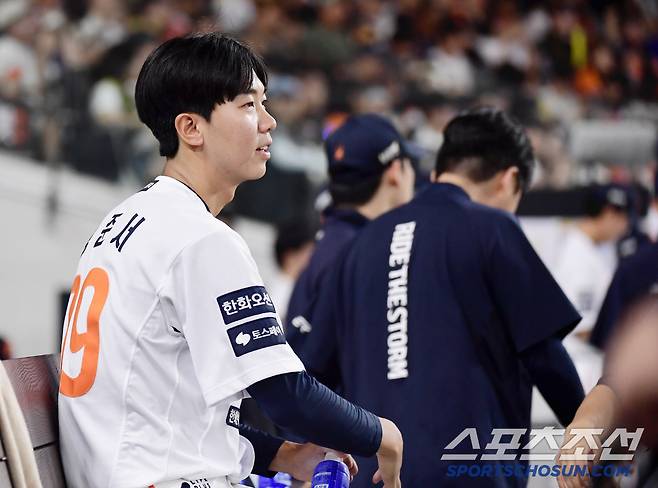 마운드를 내려와 동료들 경기 지켜보는 황준서.