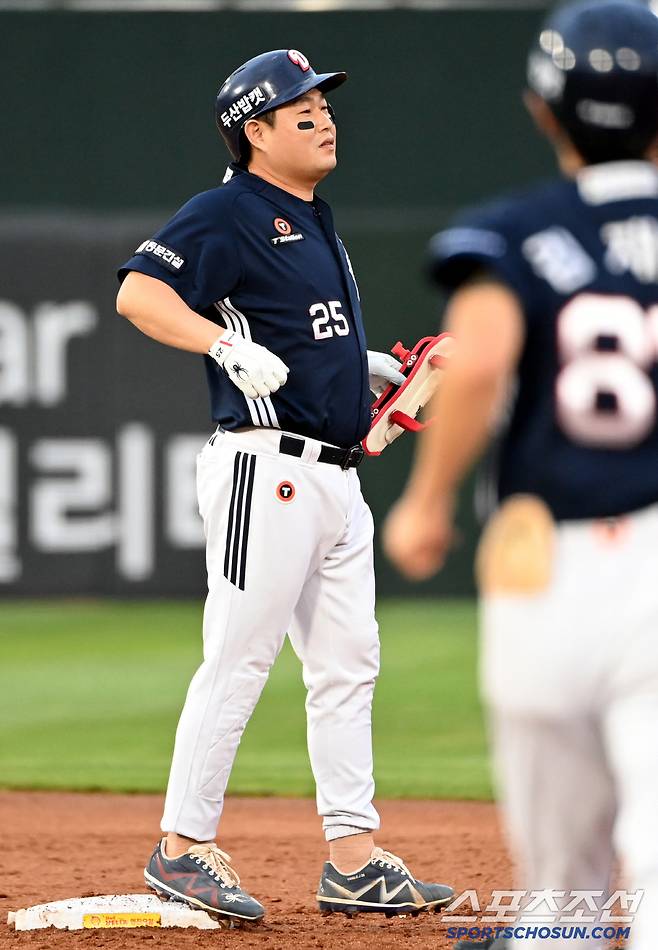 이어진 1사 3루 찬스, 1타점 2루타를 치고 의기양양한 포즈를 취한 양의지