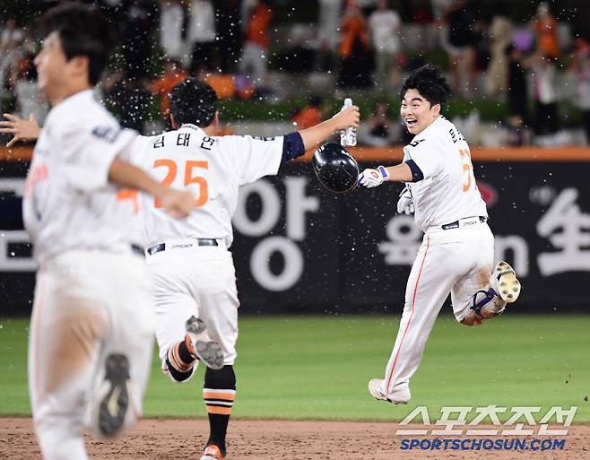 문현빈의 짜릿한 끝내기 안타.