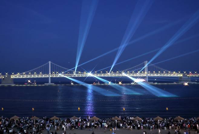 5일 오후 부산 수영구 광안리해수욕장에서 열린 레이저쇼./연합뉴스